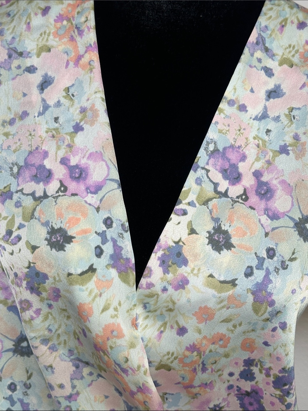 ASTR The Label * Pastel Floral Wrap Blouse in Pastels Sz M - Picture 3 of 11